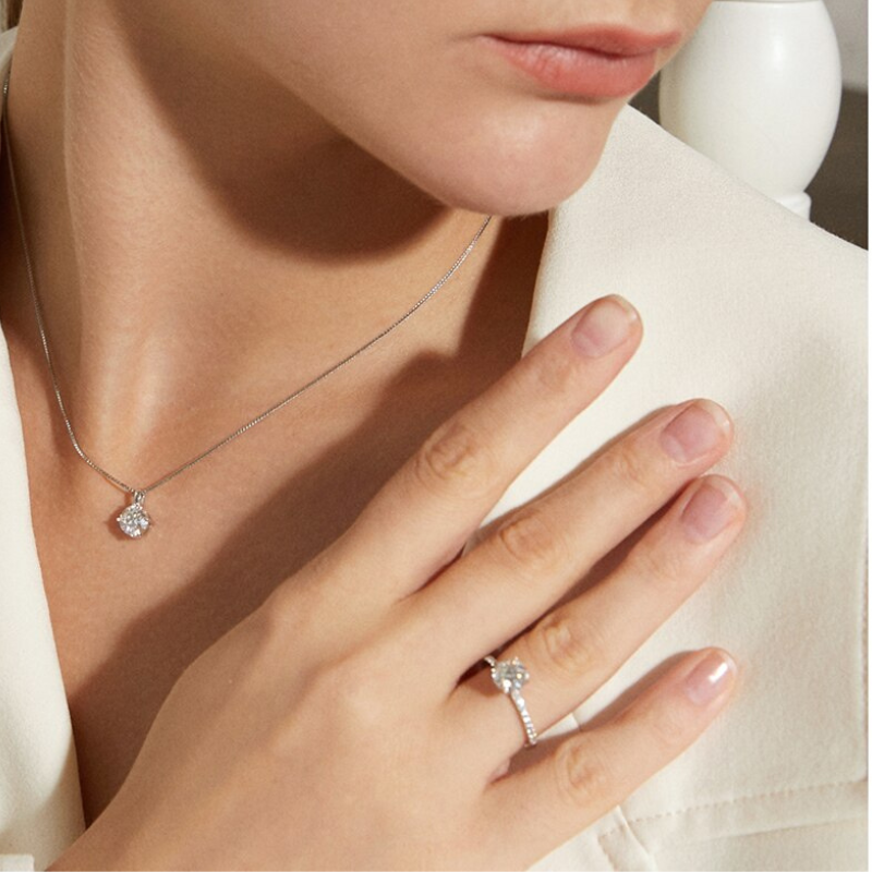 "4 Prong Brilliant" 1 Carat Moissanite Diamond Ring